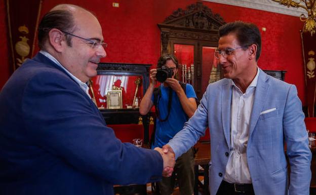 Sebastián Pérez y Luis Salvador presidieron la primera junta de gobierno local del mandato