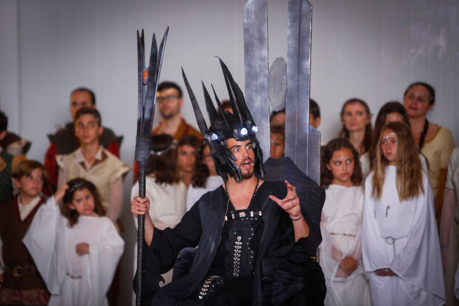 Imágenes tomadas durante el último ensayo del musical 'El Silmarillion', una obra original escrita por Pilar Martín, profesora de música.