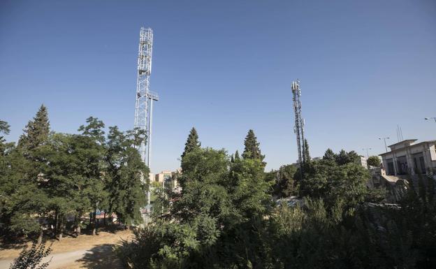 Imagen principal - Las nueva antena es más alta que los focos del estadio.