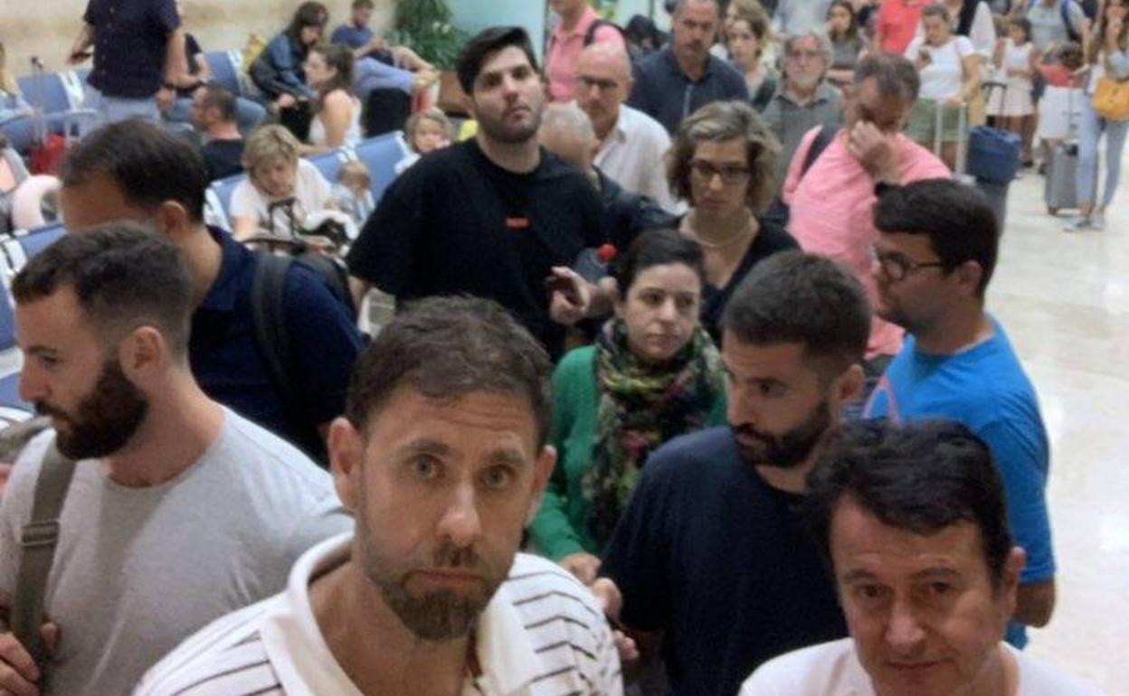 Pasajeros afectados por un vuelo candelado en Granada este pasado fin de semana. 