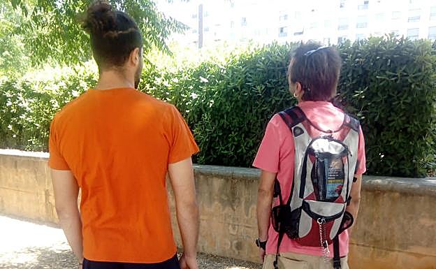 El herido (izquierda), junto a su auxiliador, que también recibió un botellazo en la cabeza. 