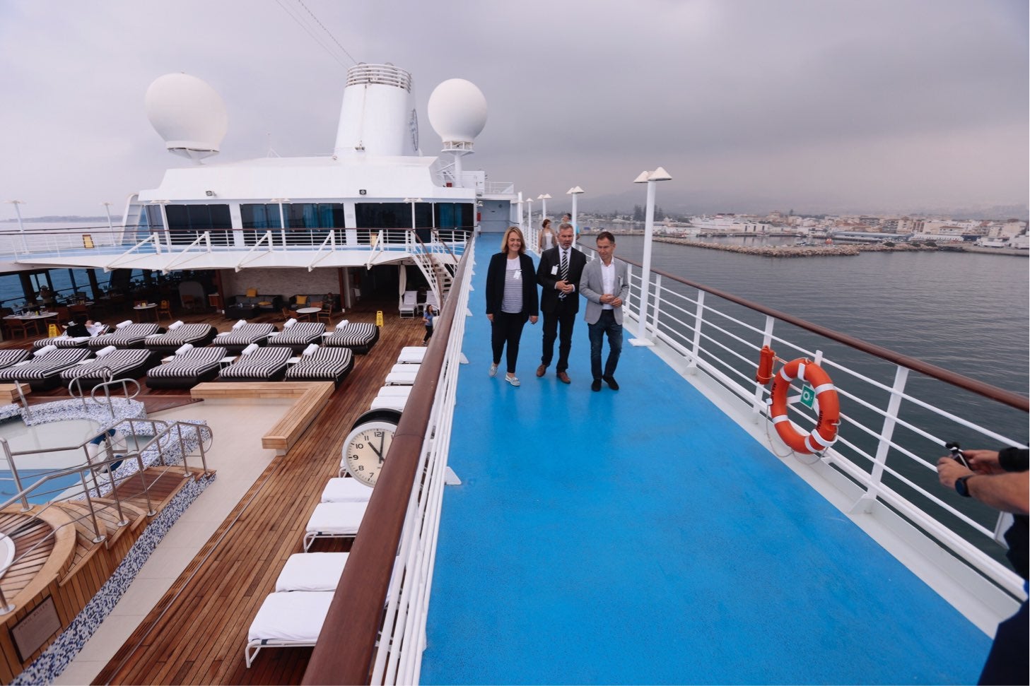 El navío, con una capacidad de 700 pasajeros, ha traído a 670 visitantes y 400 integrantes del personal de tripulación, la mayoría estadounidenses a recorrer el municipio.