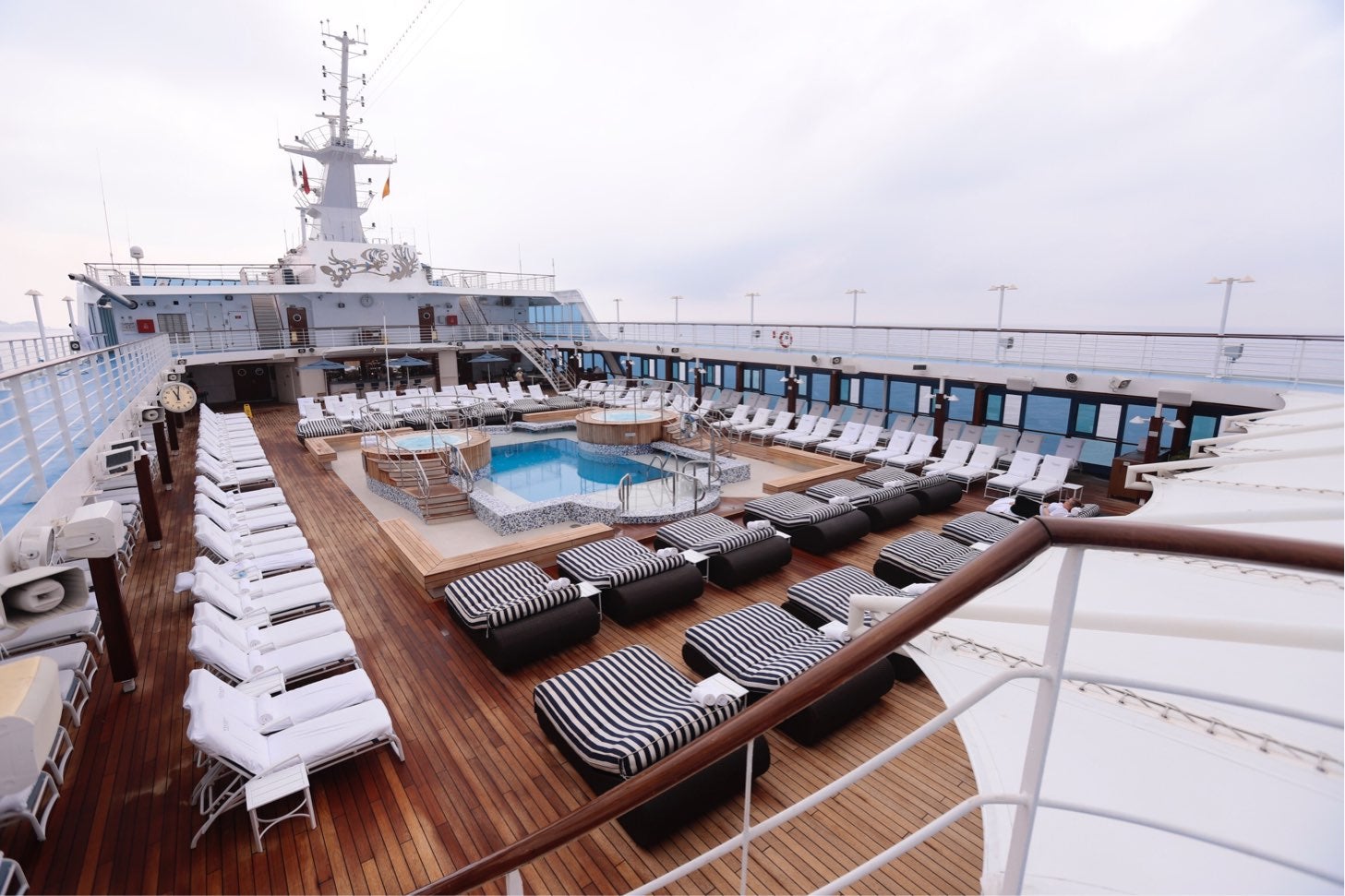 El navío, con una capacidad de 700 pasajeros, ha traído a 670 visitantes y 400 integrantes del personal de tripulación, la mayoría estadounidenses a recorrer el municipio.