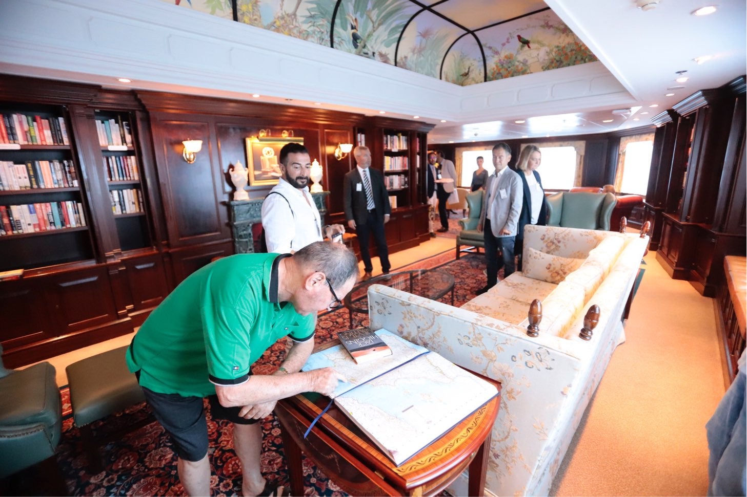 El navío, con una capacidad de 700 pasajeros, ha traído a 670 visitantes y 400 integrantes del personal de tripulación, la mayoría estadounidenses a recorrer el municipio.