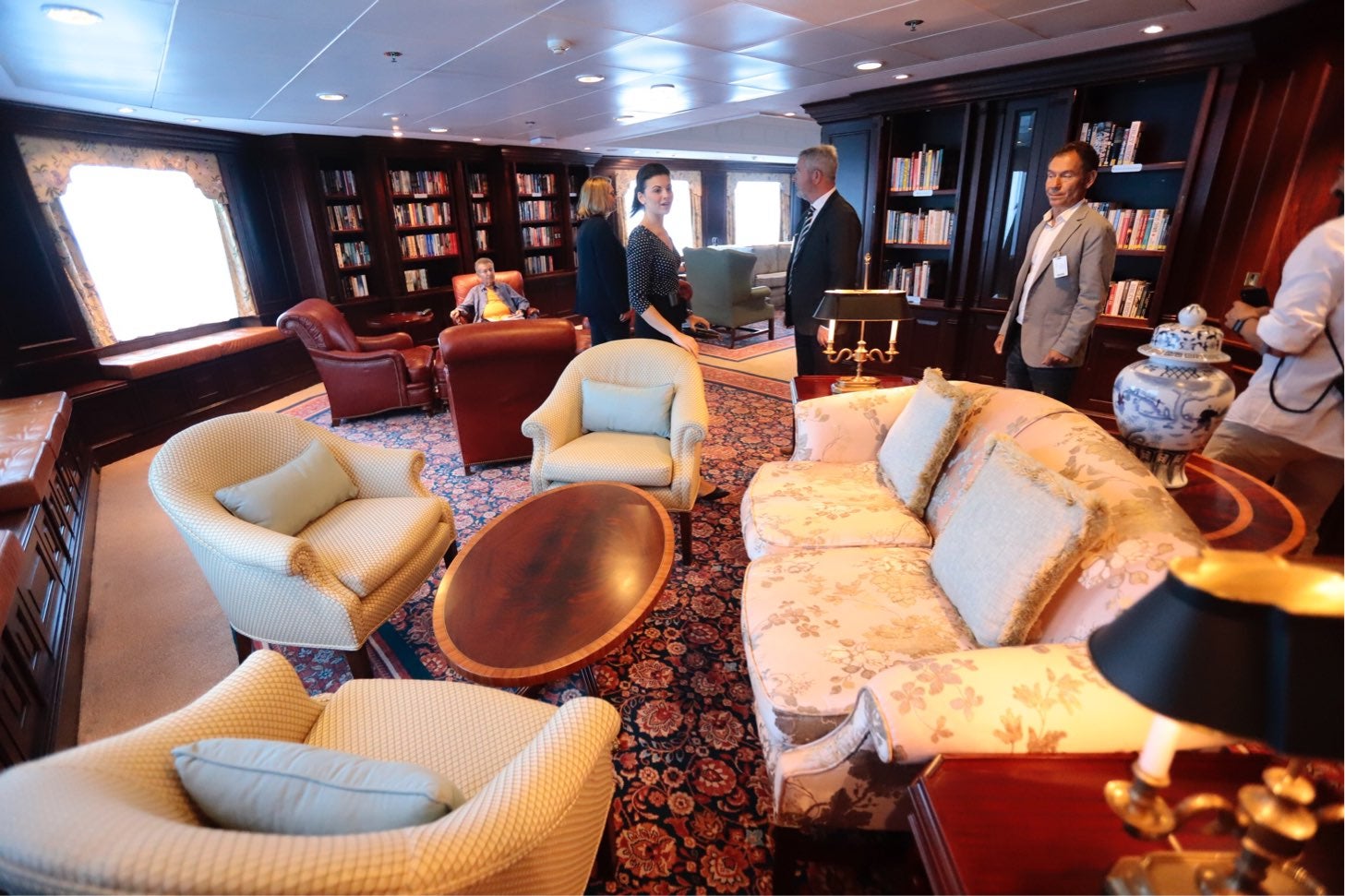 El navío, con una capacidad de 700 pasajeros, ha traído a 670 visitantes y 400 integrantes del personal de tripulación, la mayoría estadounidenses a recorrer el municipio.