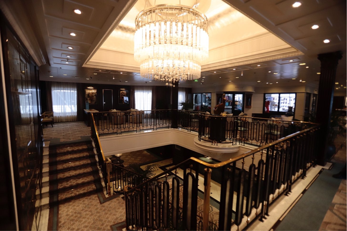 El navío, con una capacidad de 700 pasajeros, ha traído a 670 visitantes y 400 integrantes del personal de tripulación, la mayoría estadounidenses a recorrer el municipio.