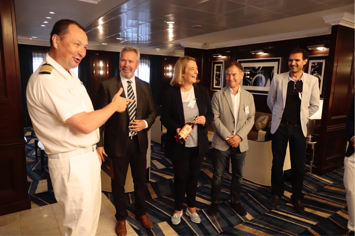 El navío, con una capacidad de 700 pasajeros, ha traído a 670 visitantes y 400 integrantes del personal de tripulación, la mayoría estadounidenses a recorrer el municipio.