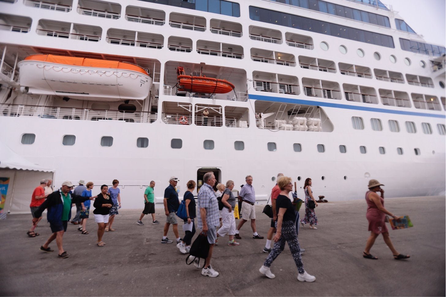 El navío, con una capacidad de 700 pasajeros, ha traído a 670 visitantes y 400 integrantes del personal de tripulación, la mayoría estadounidenses a recorrer el municipio.