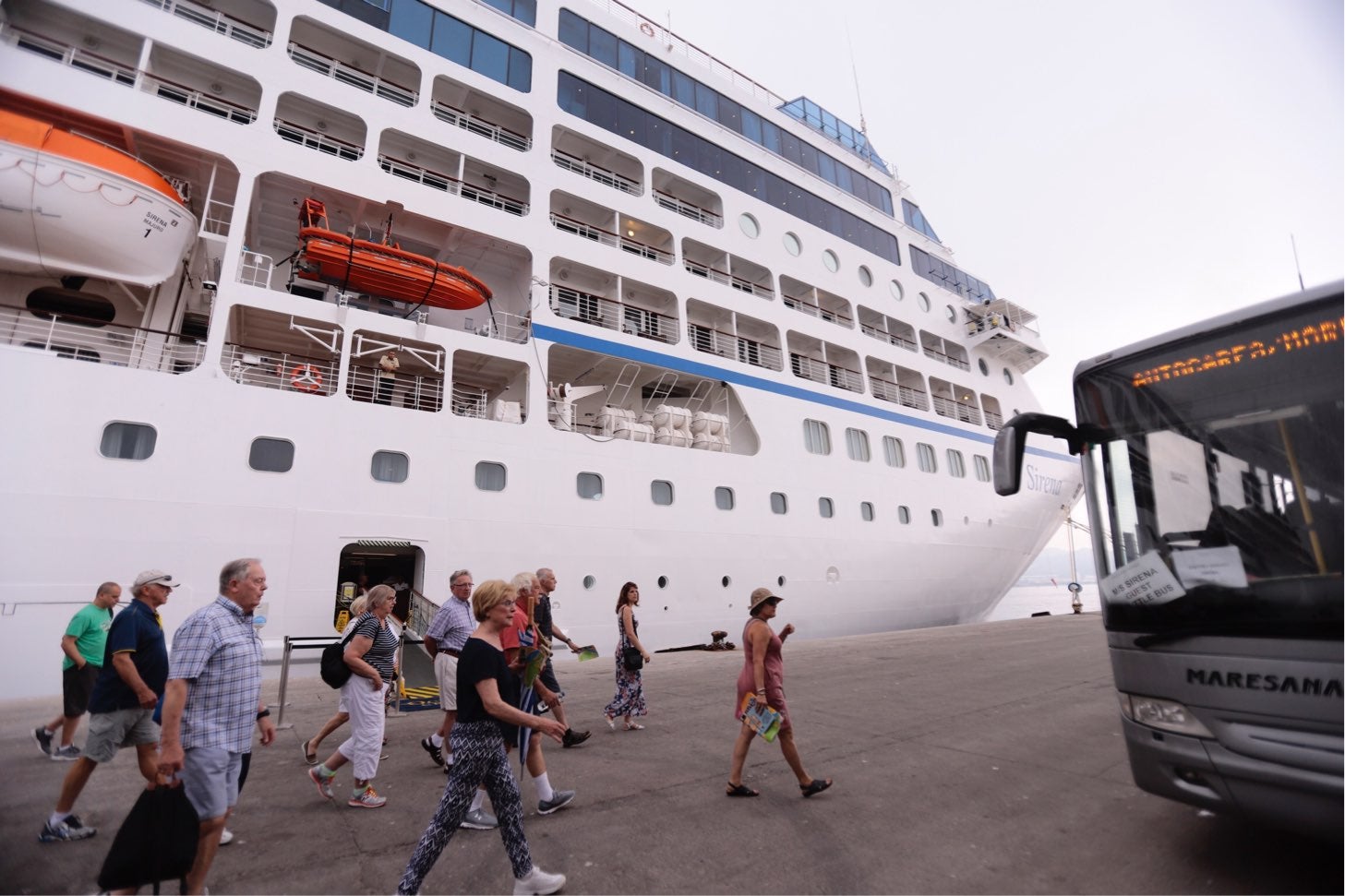El navío, con una capacidad de 700 pasajeros, ha traído a 670 visitantes y 400 integrantes del personal de tripulación, la mayoría estadounidenses a recorrer el municipio.