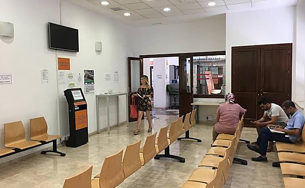 Sala de espera de Mondragones, prácticamente vacía por los problemas en la red.