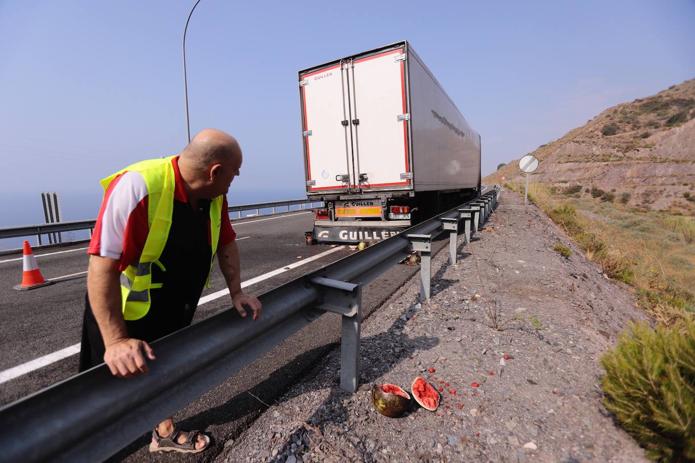Fotos: Así ha quedado el camión de sandías incendiado en la A-7 en Granada