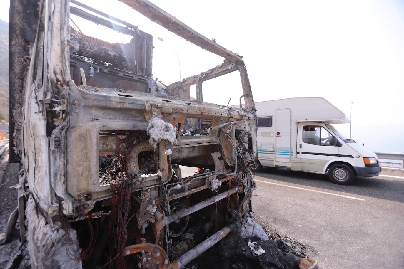 Fotos: Así ha quedado el camión de sandías incendiado en la A-7 en Granada