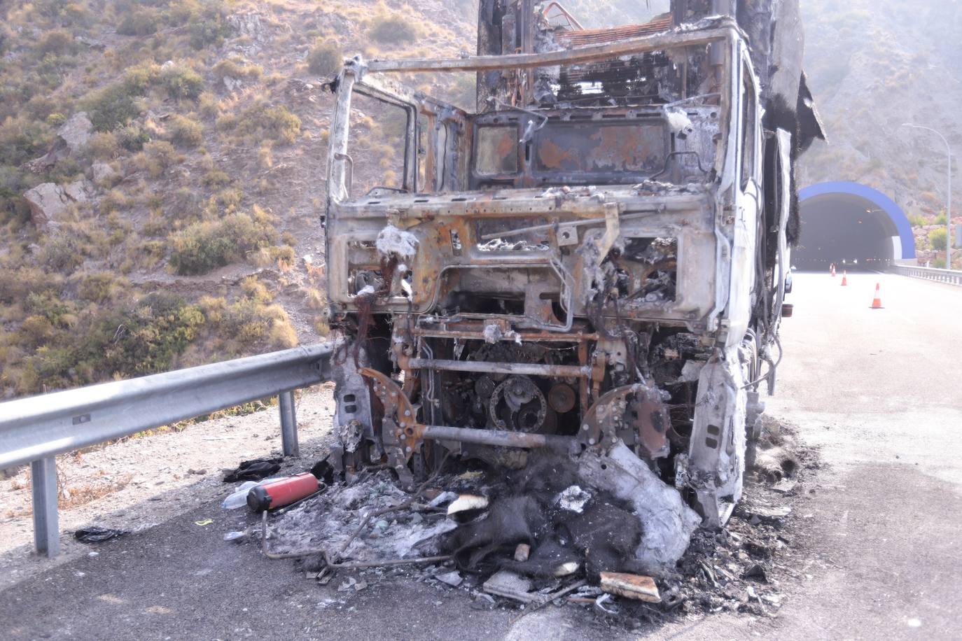 Fotos: Así ha quedado el camión de sandías incendiado en la A-7 en Granada