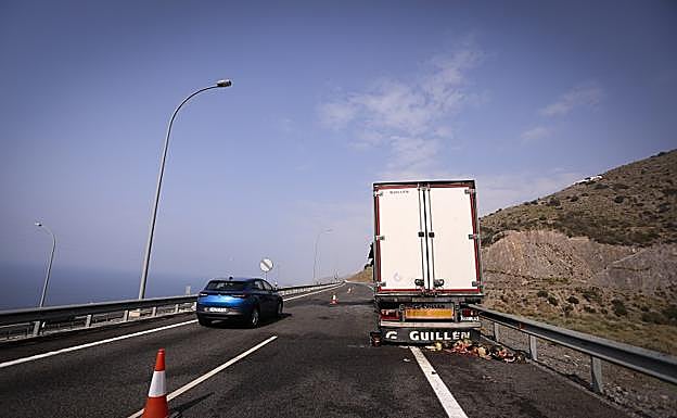 El camión lleva en la autovía desde la noche del miércoles. 