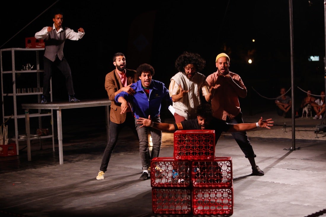 Fotos: Malabares y acrobacias del atlas llenan el FEX