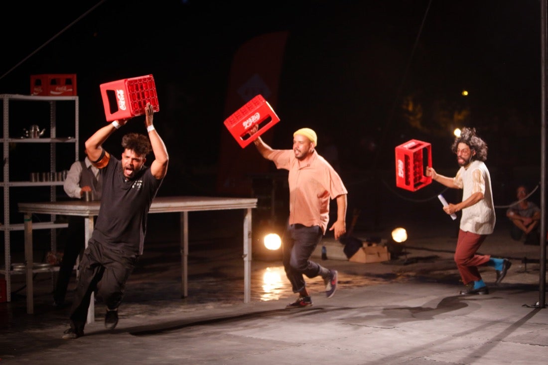 Fotos: Malabares y acrobacias del atlas llenan el FEX