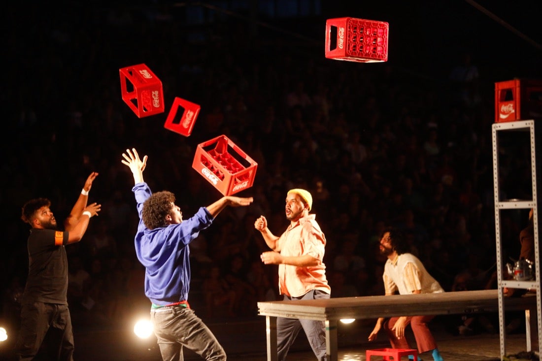 Fotos: Malabares y acrobacias del atlas llenan el FEX