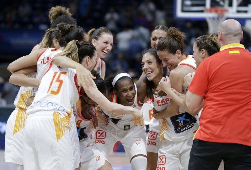 Las jugadoras de la selección española celebran el pase a la final.