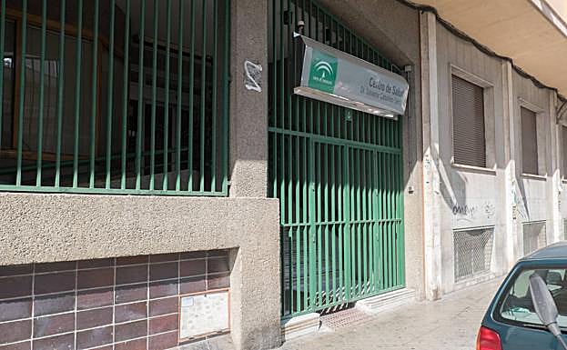 Un cartel pegado junto a la puerta del cntro de salud Salvador Caballero anuncia el cierre por la tarde de las consultas. 