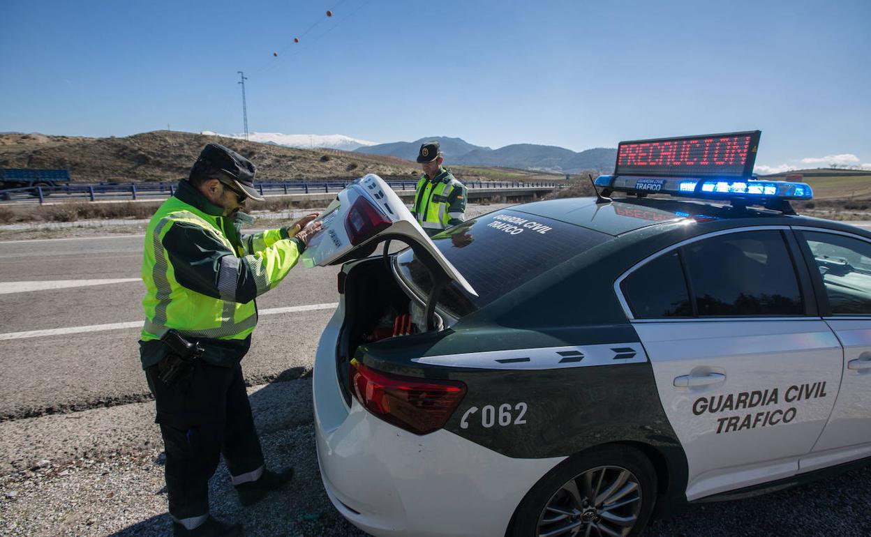Imagen de archivo de agentes de la Guardia Civil de Tráfico en una carretera de la provincia.