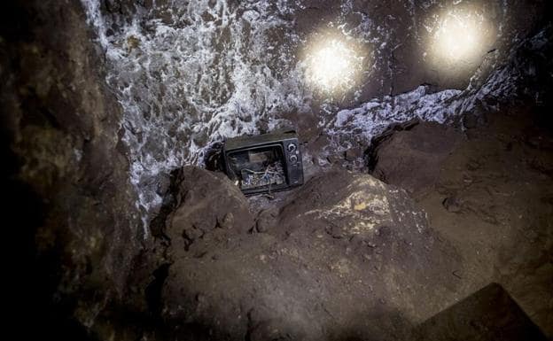 Imagen principal - Un pequeño televisor abandonado en los túneles, donde aún queda mineral.