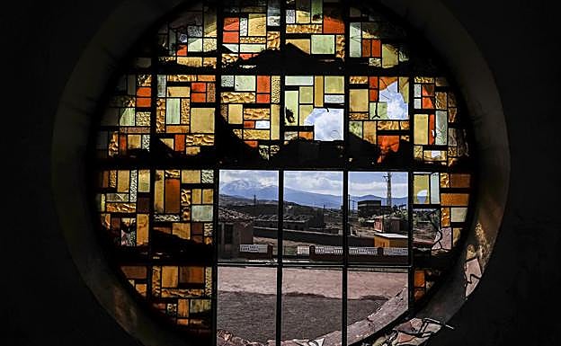 Imagen principal - Restos en la ermita del poblado.