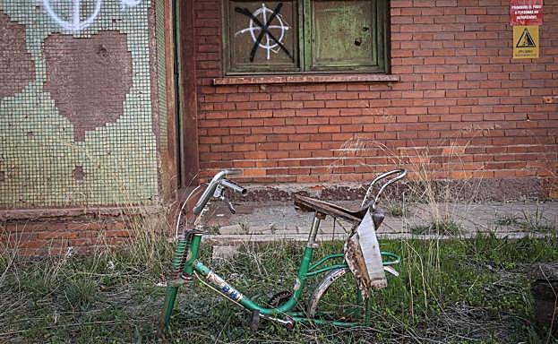 El cuadro de una vieja bicicleta abandonada.
