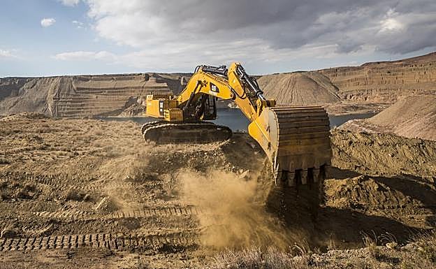 Imagen principal - Las máquinas vuelven a extraer material para transportarlo a los altos hornos. 