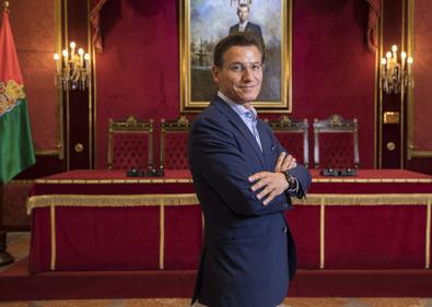 Imagen secundaria 1 - El alcalde en el salón de plenos del Ayuntamiento de Granada.