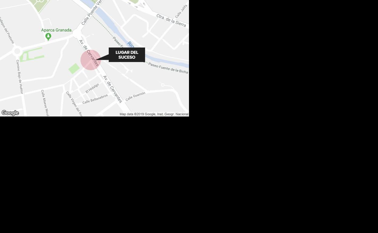 Los bomberos intervienen para retirar una chapa a punto de caer desde un séptimo por el viento