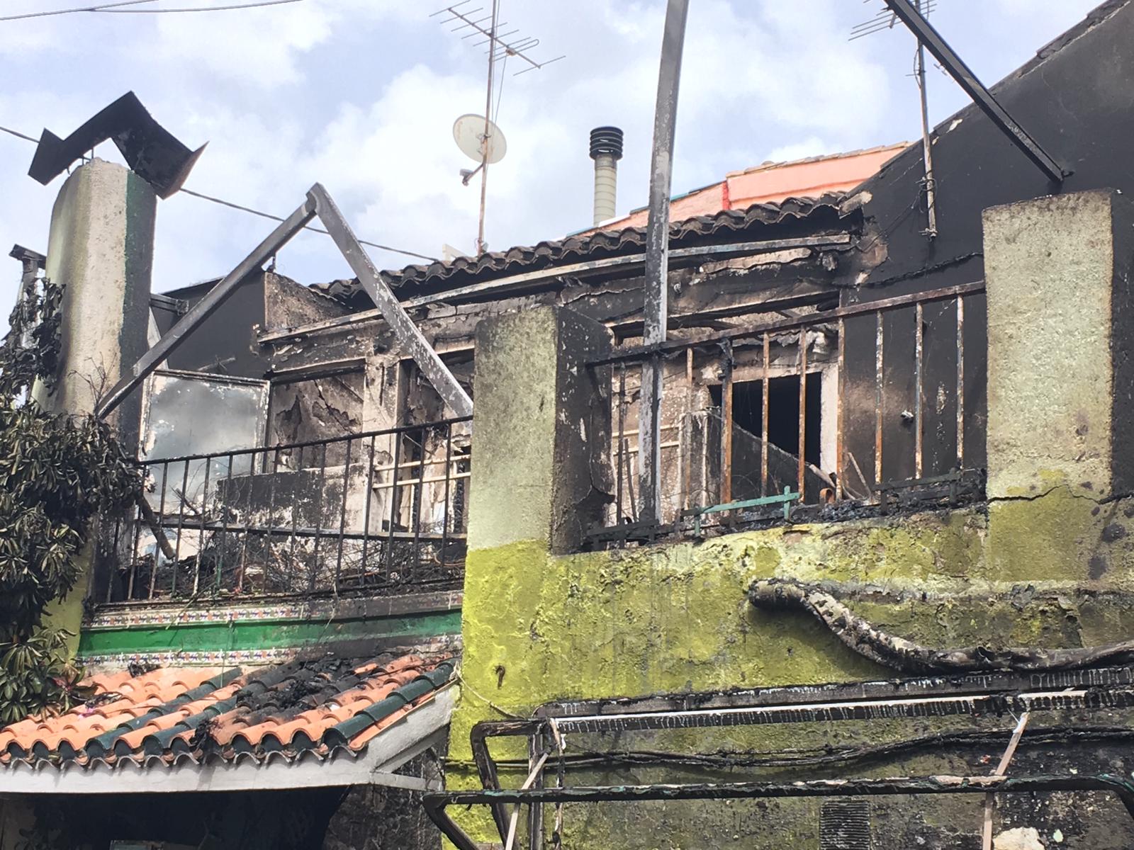 Así ha quedado la casa tras el incendio en el que ha fallecido una mujer en Cájar