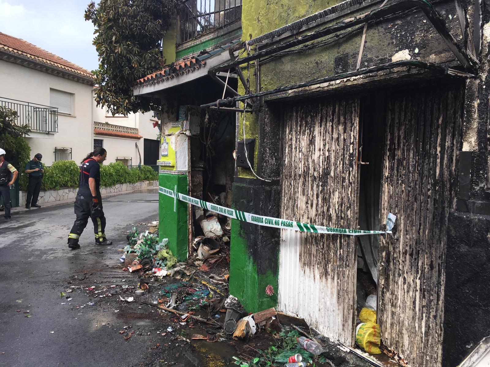 Así ha quedado la casa tras el incendio en el que ha fallecido una mujer en Cájar