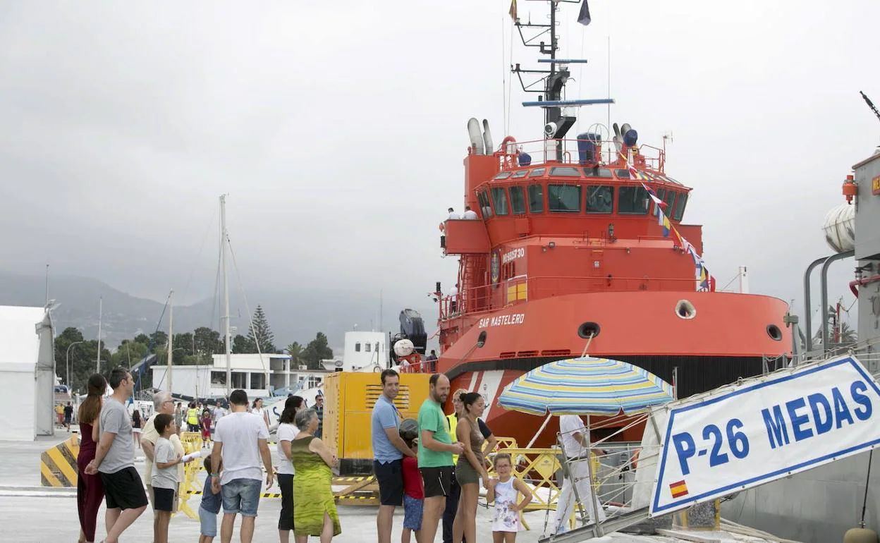 Los motrileños visitan una de las embarcaciones del puerto.