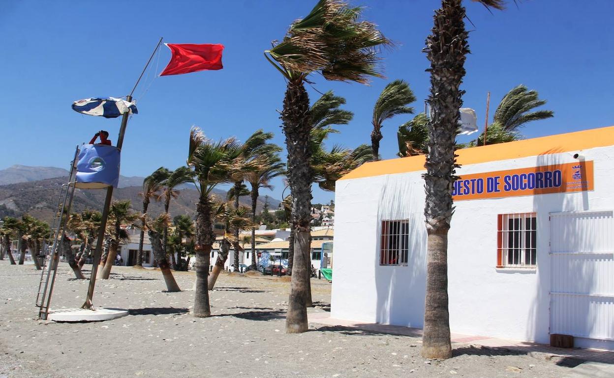 Bandera roja en la torre de vigilancia en la playa de La Herradura.