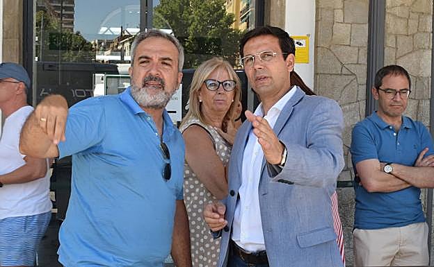 Manuel Fernández y Francisco Cuenca, junto a la dársena de taxis.