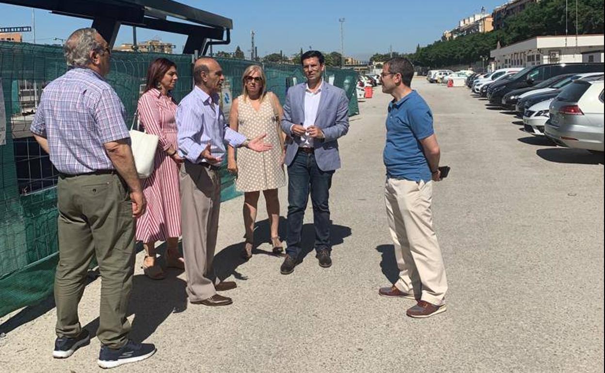 Los socialistas han visitado el parking junto a representantes de la asociación de vecinos y del colectivo de taxistas.