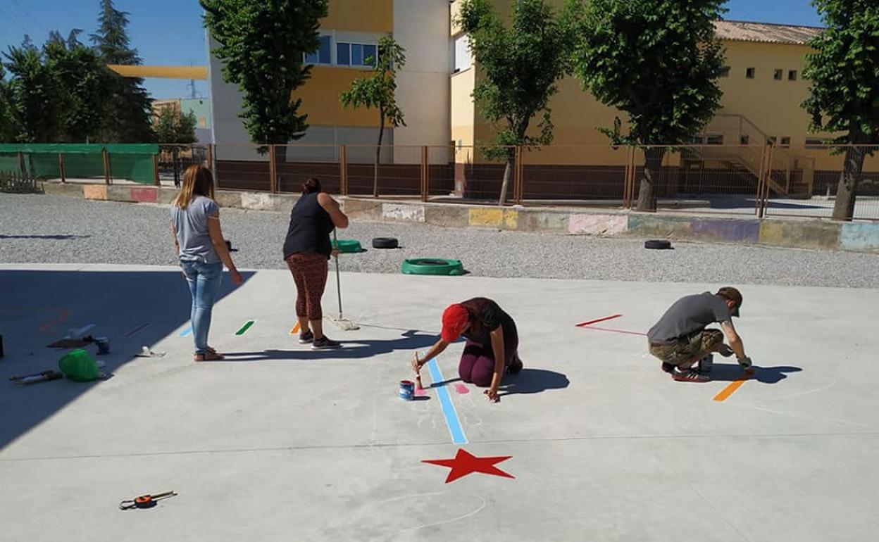 Intengrantes del AMPA pintando los patios del colegio