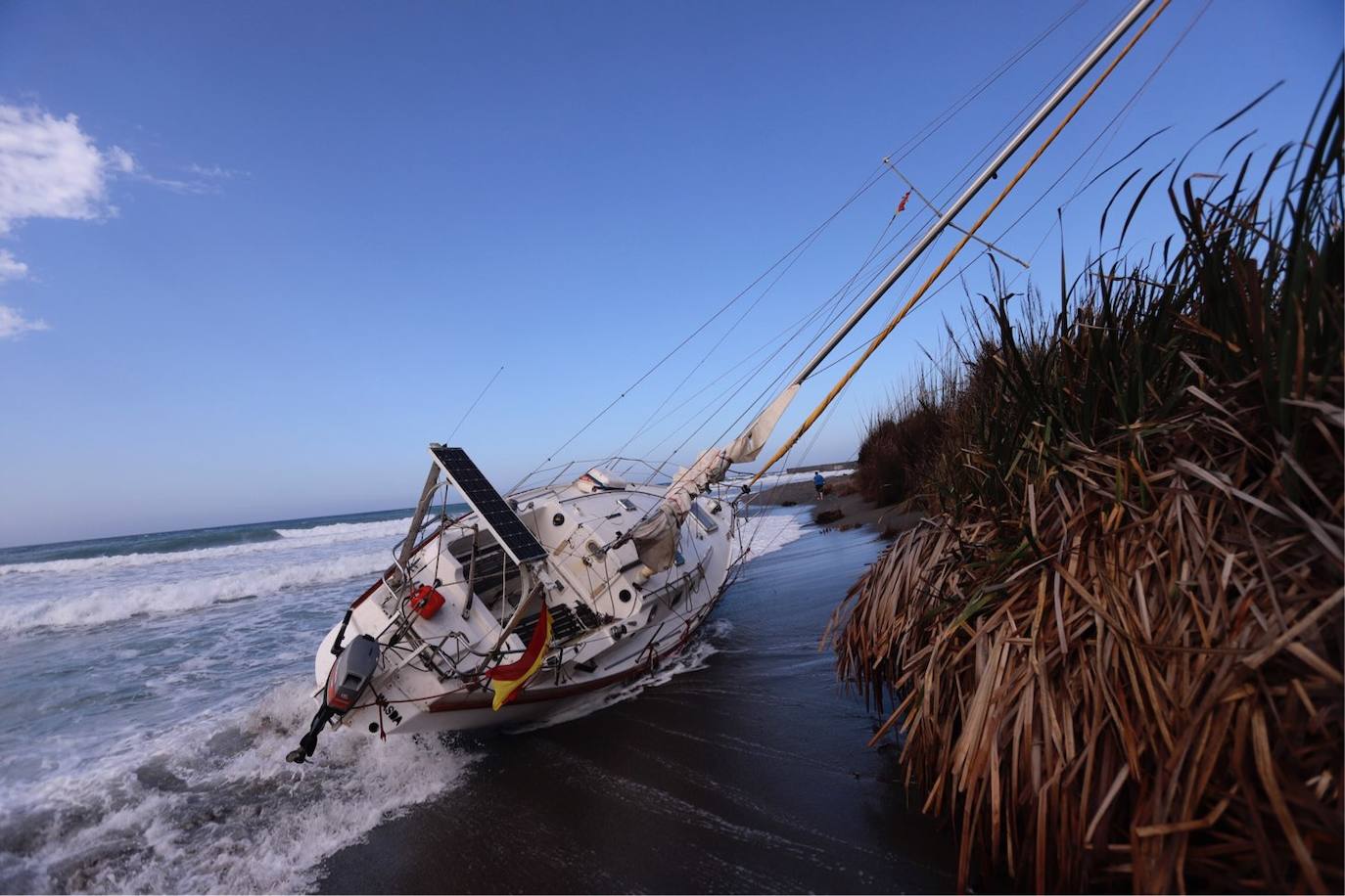 Fotos: Piden ayuda para sacar un velero de una playa de Salobreña
