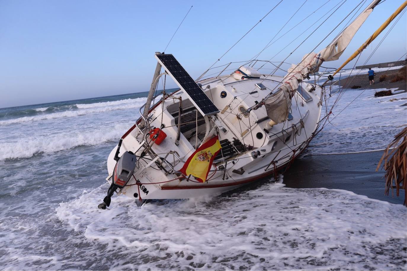 Fotos: Piden ayuda para sacar un velero de una playa de Salobreña