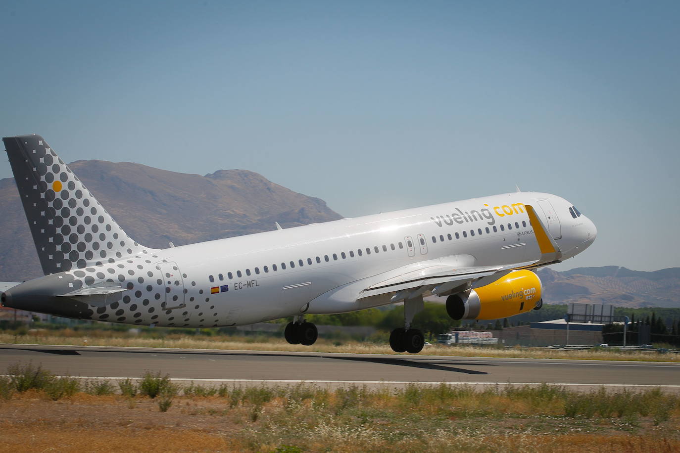 Caos y tensión con Vueling en Granada: El vuelo a Barcelona sale con 11 horas de retraso porque «la tripulación estaba exhausta»