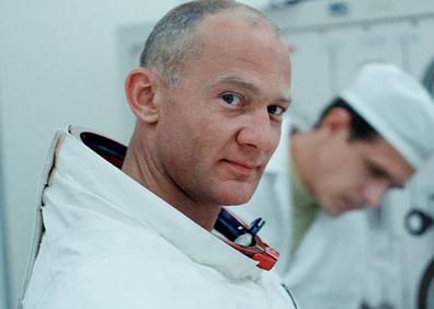 Imagen secundaria 1 - Arriba, los astronautas introduciéndose en el furgón que les llevaba a la plataforma de despegue. Debajo, Buzz Aldrin y Neil Armstrong.