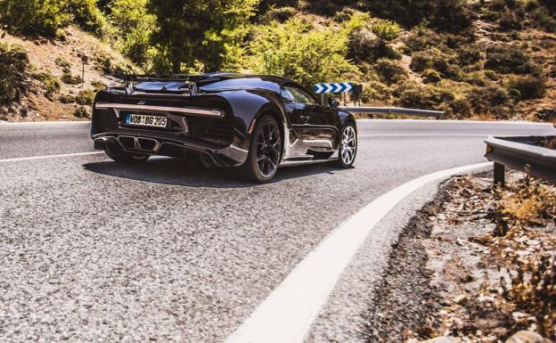 Imagen. Así es el espectacular Bugatti Chiron que va de la Costa de Granada a Sierra Nevada.