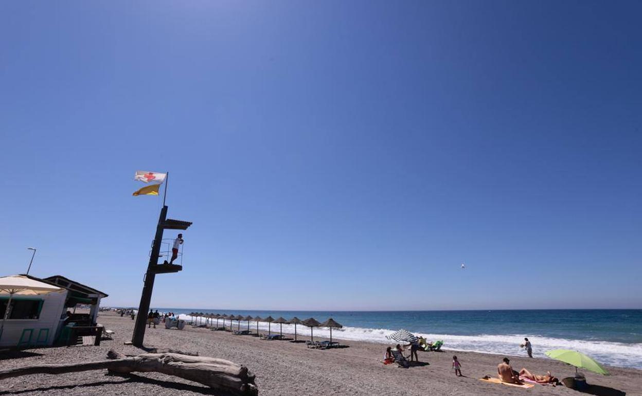 Playas de Granada: Bandera amarilla en la costa