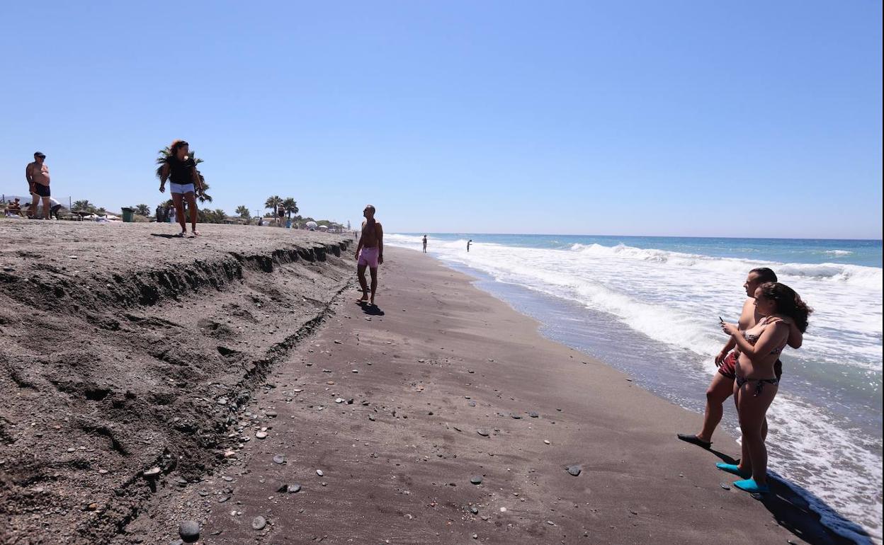 Así está Playa Granada tras el temporal de poniente. 