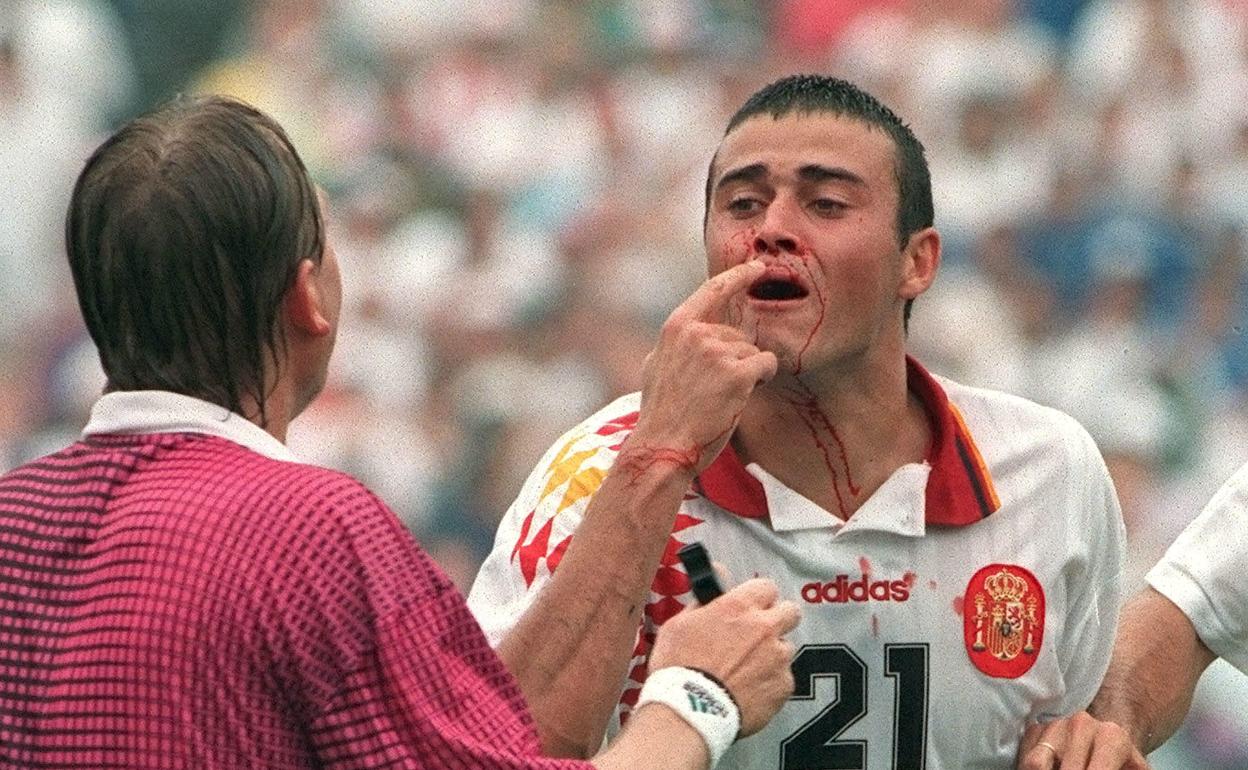 Luis Enrique protesta al colegiado húngaro Sandor Phul tras ser agredido por Mauro Tassotti en el Italia-España de 1994 jugado en Boston
