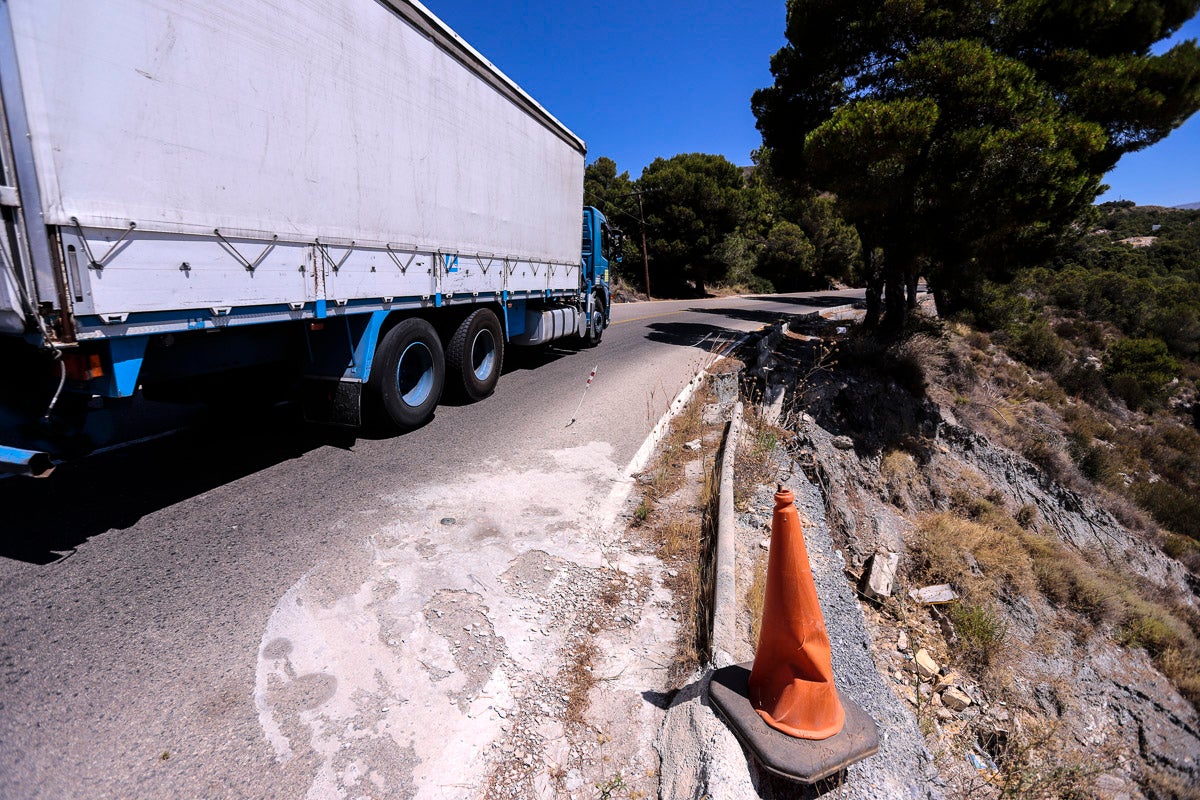 Está pasada la urbanización de La Nacla, uno de los nuevos barrios por los que ha crecido Motril en los últimos años y a apenas cien metros de distancia de un mirador que se utiliza como zona de recreo en el monte.