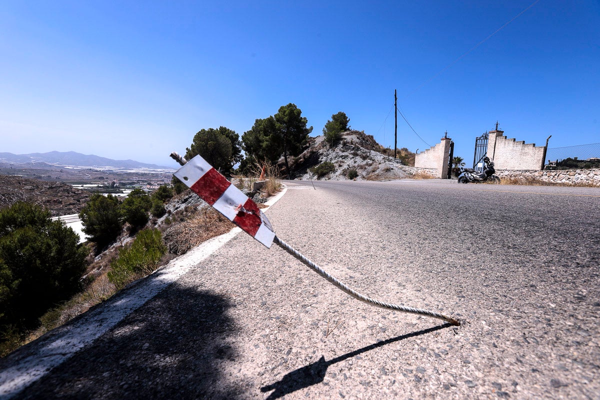 Está pasada la urbanización de La Nacla, uno de los nuevos barrios por los que ha crecido Motril en los últimos años y a apenas cien metros de distancia de un mirador que se utiliza como zona de recreo en el monte.