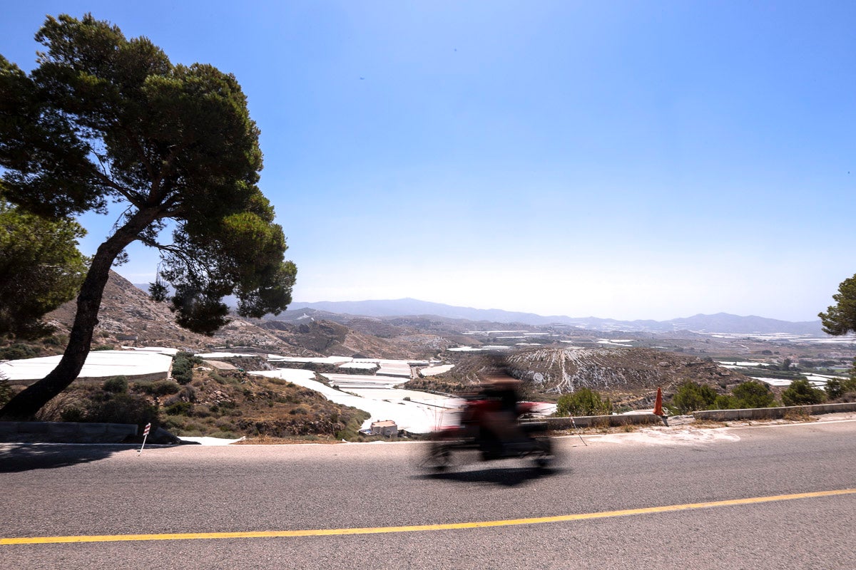 Está pasada la urbanización de La Nacla, uno de los nuevos barrios por los que ha crecido Motril en los últimos años y a apenas cien metros de distancia de un mirador que se utiliza como zona de recreo en el monte.