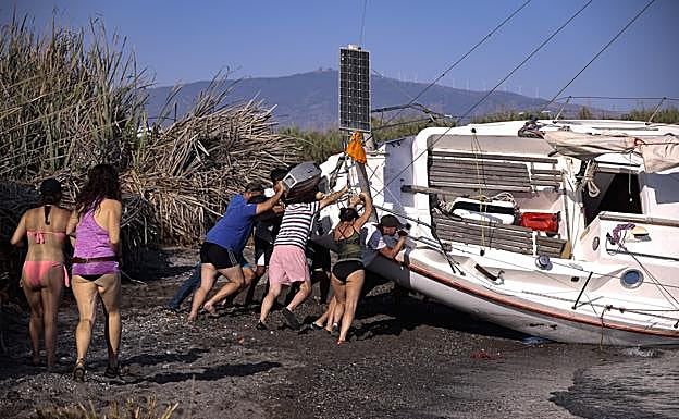 Imagen. El espectacular reflote del velero varado en Salobreña, 
