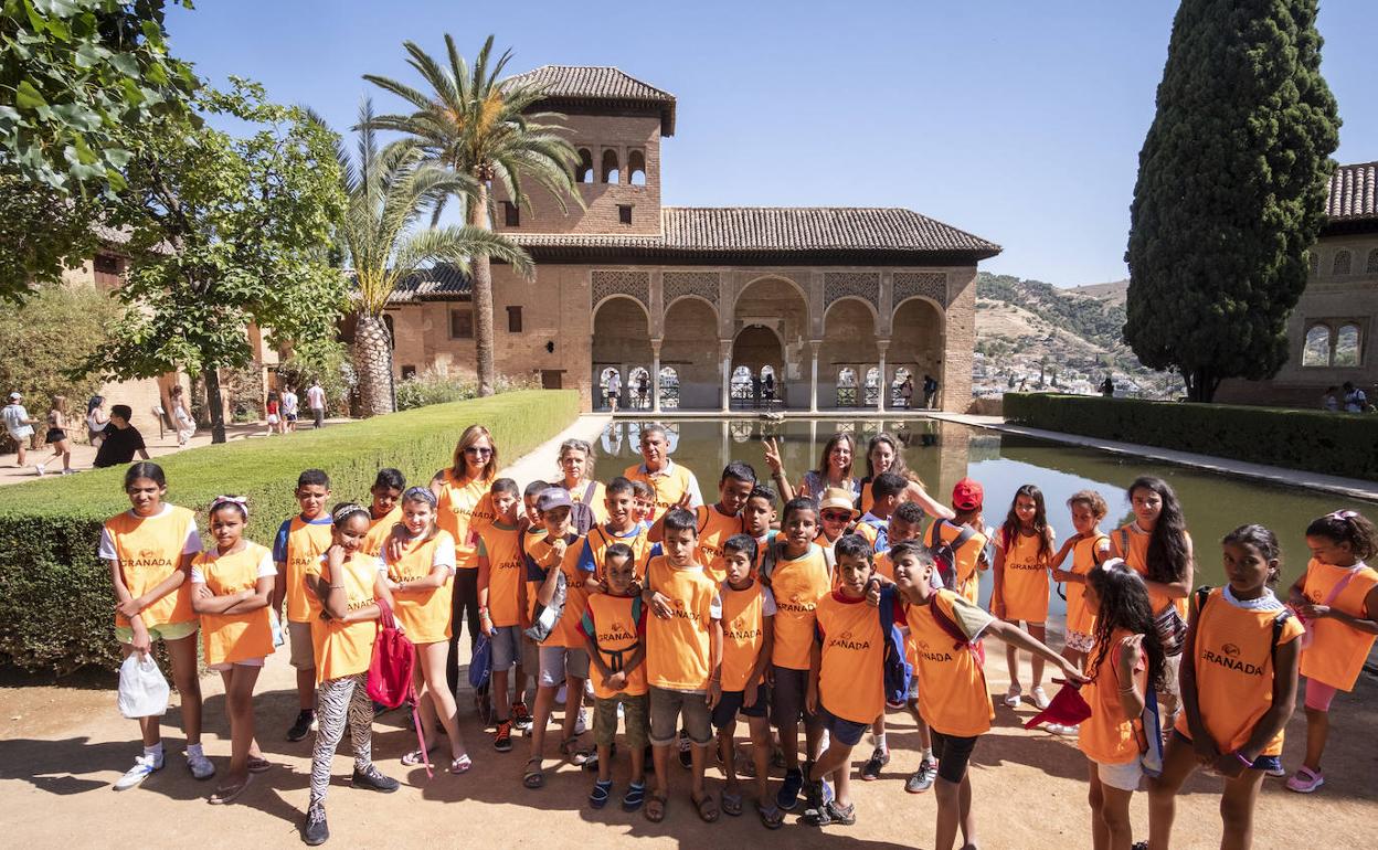 Los niños saharauis posan en la Alhambra junto a sus monitores